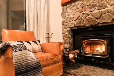 Image de Rénové 3 Br + Loft, Walk To Town, navette, magasins, ruisseau et parc