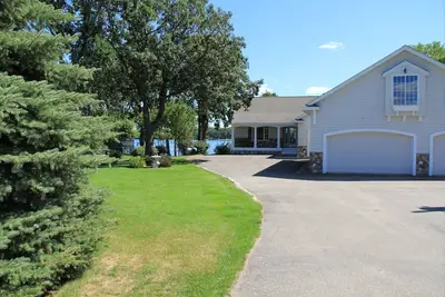 Image de Maison luxueuse avec vue sur le lac, cheminée, bain à remous.