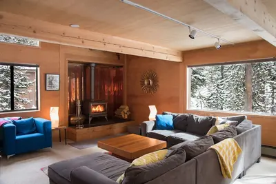 Image de Jouer dehors / se détendre à l'intérieur à la retraite moderne (Ursa Major)