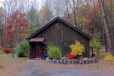 Image de Une escapade romantique, Woodstock Barn par un ruisseau avec bain à remous