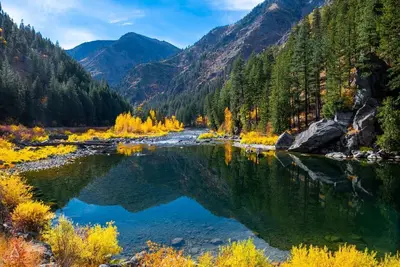 Image de Maison spacieuse avec de belles vues sur les enchantements et de grands espaces extérieurs