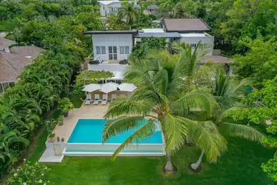 Image de Villa De Luxe Moderne Avec Piscine, Basket-Ball, Butler, Maid & 2 Golf Carts