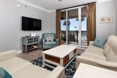 Image de Azure Unit # 104-Grnd Floor 4br 3ba-3 Lits King-Remodel Complet-Meubles Neufs-