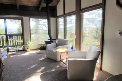 Image de 2 chambres + Loft, condo de 2 salles de bain avec des vues incroyables pour les Miles, peut accueillir 6