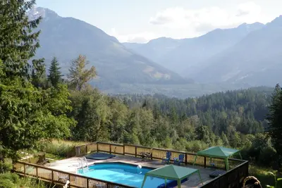 Image de Vues imprenables sur la montagne, ensoleillé, 16 acres, piscine et bain à remous