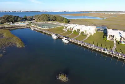 Image de Magnifique condo confortable avec espace de quai. . . accès rapide à Bogue Sound