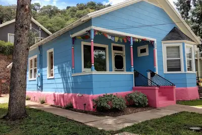 Image de Minerva's Rest est une vieille maison Bisbee magnifiquement restaurée