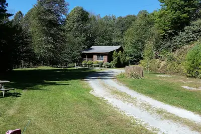 Image de Très bien situé près de Blowing Rock sur un étang de 1 acre