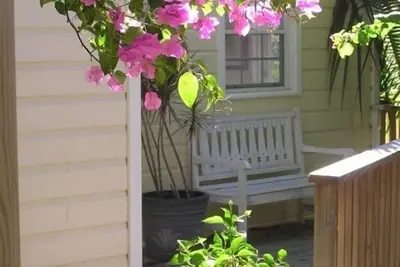 Image de Cottage confortable mignon avec entrée privée et vue sur l'océan dans un quartier privilégié