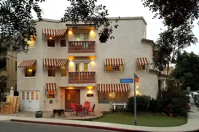 Beau, haut de gamme, spacieux et plus récent 2 chambres 2. 5 salles de bain Villa 3 étages. 4 couchages.