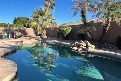 Image de Maison familiale de plain-pied de 3000 pieds carrés, piscine \/ spa privé chauffé