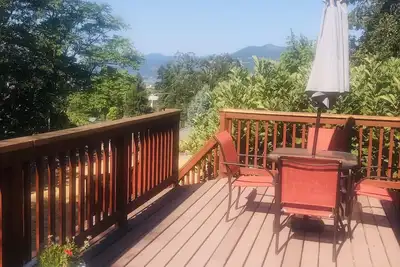 Image de Great Gorge Getaway - Grande terrasse et cour - Vues sur la rivière - 869 $ / semaine