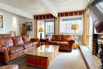 Image de Spacieux condo de 4 chambres avec de bonnes critiques! Tout le ménage est inclus!