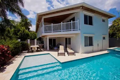 Image de Incroyable Beach House, Majestic Ocean Views; 5 chambres 5 salles de bain; Piscine tropicale / bain à remous