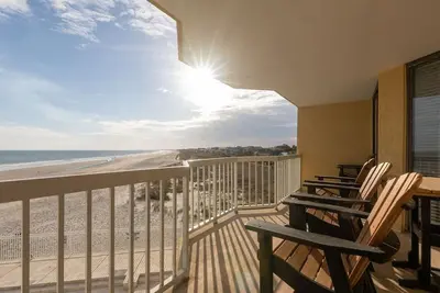 Image de «Shaken Not Stirred» des vacances sur la côte de Charleston ~ Villa au bord de l'océan ~ Récemment rénovée ~ Magnifique!