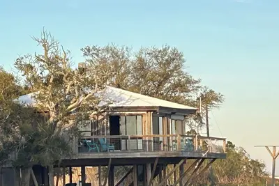 Image de Rustic Retreat avec plage privée