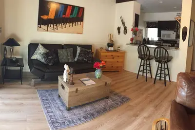 Image de Condo 2Br astucieusement décoré avec salle de bain et climatisation mis à jour