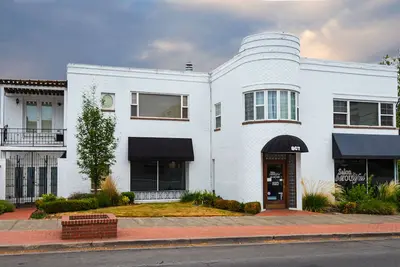 Image de Condo haut de gamme du centre-ville de Yakima dans un bâtiment historique, à pied de la nourriture et des boissons