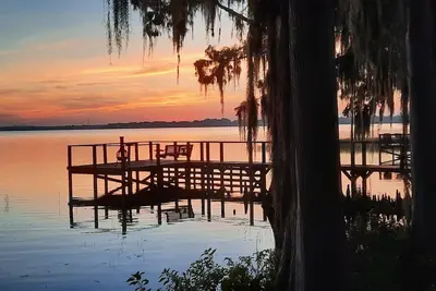 Image de Summer Breeze Lakeside Home on Chain of Lakes, Lake County Fl.