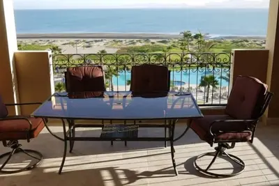 Image de Condo sur la plage de luxe Ă Paraiso Del Mar Resort