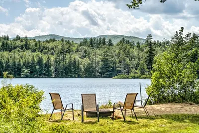 Image de Belle maison isolée située sur l'eau avec vue sur la montagne de ski