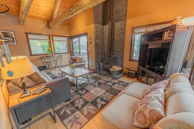 Image de 2br 2ba + Loft Townhome À côté du parc. Jardin clos, Cheminée, Vues!