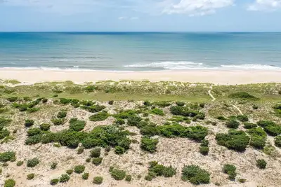 Image de Unique en son genre, Home Oceanfront conçu à Salvo! Hot Tub & Dog-Friendly!