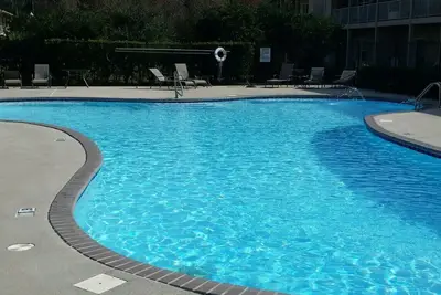 Image de Tan Lines et de bons moments! Réservez dès maintenant pour un séjour mémorable.