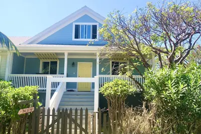 Image de Cute & Quaint Take Ya Time Cottage - Ă distance de marche de Twin Beach