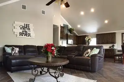 Image de * Juste Listed * New Spacieux 4 Bdr Home On The Entrance Guadalupe W / Private River