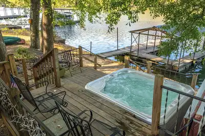 Image de 4 br / 2 ba Lake House, w / piscine bain à remous, 2 kayaks et un canoë
