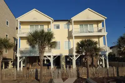 Image de Superbe bord de l'océan et la plage 5 Br / 4. 5 Ba Accueil