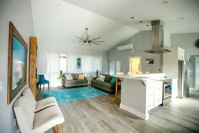 Image de Brand New spacieuse maison de 3 chambres avec A / C, à quelques pas de la plage de Hukilau, mois