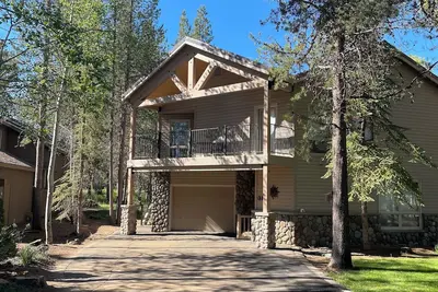 Image de Rénovation récente sur le 14e fairway! 10 passes Sharc, table de billard, baby-foot!