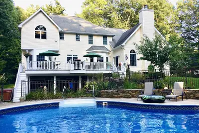 Image de Spacieuse maison familiale de 4 chambres avec piscine ~ 25 acres de forêt dans l'arrière-cour