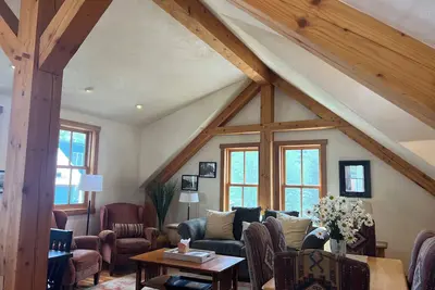 Image de Belle maison à ossature bois au centre-ville. Super emplacement juste à côté d'Elk Ave!