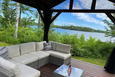 Image de Belle Log Cabin Avec Sandy Beach. Lake est connu pour sa grande pĂŞche!