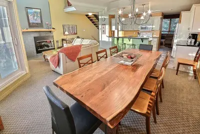 Image de 2300 sq. pi  de ski-in / out Bliss! ! ! A. C. , Wifi, Cheminée, Jacuzzi ++