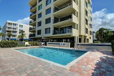 Image de 3/2 Direct Gulf Front, petit complexe avec piscine