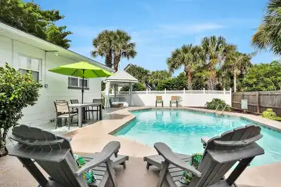 Image de Maison de plage récemment rénovée avec piscine privée, marchez sur la plage!
