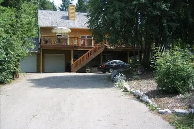 Image de 5br Retreat, Vues, ​​table de billard, 2 terrasses, 4 salles de bain, Plafonds cathédrale, Dble garage