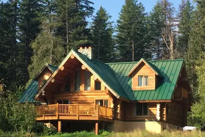 Image de The Bear Den - Une magnifique cabane en rondins sereine entourée de paysages à couper le souffle!