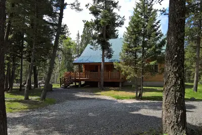 Image de Cabane en rondins paisible avec toutes les commodités