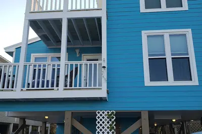 Image de Unité de 3 chambres et 2 salles de bain avec vue sur le golfe et la piscine.