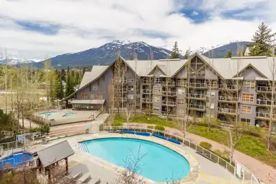 Image de Ski In / Out Aspens Condo 1 chambre sur Blackcomb. Jacuzzi, piscine, voiturier