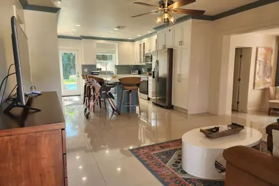 Image de 2br / 2ba + Den; 6 personnes! Rénové avec piscine chauffée! Minutes à Atlantic Ave & Beach