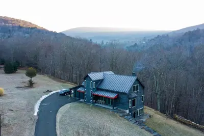 Image de Maison sur 35 acres privés w / Mt vues minutes à la ville