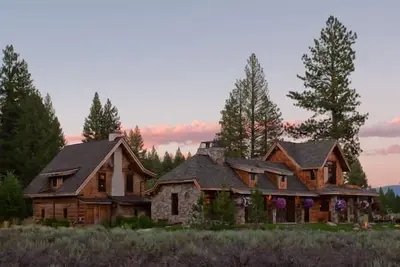 Image de Old Greenwood Luxury Home situé entre les 17 et 18 trous avec vue sur Northstar