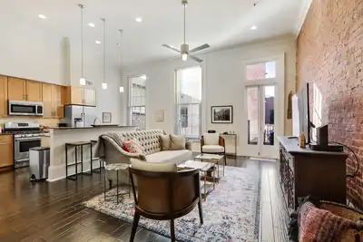 Image de Condo du centre-ville Delight-magnifique Cbd avec cour privée