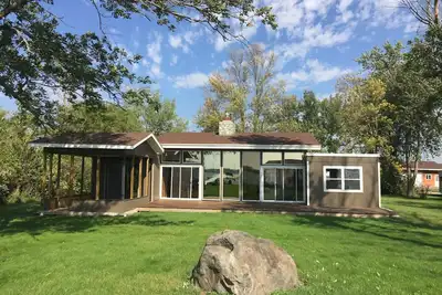 Image de Cozy Lake House avec de l'eau sur 3 côtés! À distance de marche du terrain de golf!